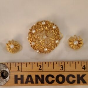 Elegant Gold Floral Brooch Set